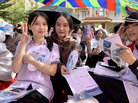 Chọn học ngành nào để trở thành tỉ phú Phạm Nhật Vượng thứ hai?- Ảnh 1. Học sinh tham dự chương trình tư vấn tuyển sinh - hướng nghiệp tại Trường THPT Võ Văn Kiệt (huyện Ea H'Leo, tỉnh Đắk Lắk) chiều 20-1 - Ảnh: TRẦN HUỲNH