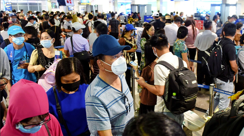 Nhà ga nội địa Tân Sơn Nhất có khả năng ùn tắc cục bộ dịp Tết- Ảnh 1. Hành khách chờ làm thủ tục soi chiếu an ninh tại nhà ga quốc nội Tân Sơn Nhất dịp 30-4-2021 - Ảnh: DUYÊN PHAN
