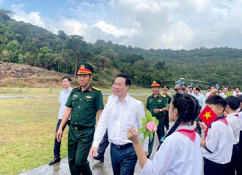 Chủ tịch nước thăm, tặng quà Tết cho lực lượng vũ trang và người dân trên đảo Thổ Châu- Ảnh 1. Chủ tịch nước Võ Văn Thưởng đến thăm và tặng quà Tết cho chiến sĩ và người dân ở xã đảo Thổ Châu (TP Phú Quốc, Kiên Giang) - ẢNH: HOÀNG DUNG