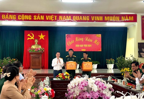Chủ tịch nước thăm, tặng quà Tết cho lực lượng vũ trang và người dân trên đảo Thổ Châu- Ảnh 2. Chủ tịch nước Võ Văn Thưởng trao quà cho các đơn vị lực lượng vũ trang ở xã Thổ Châu - Ảnh: HOÀNG DUNG