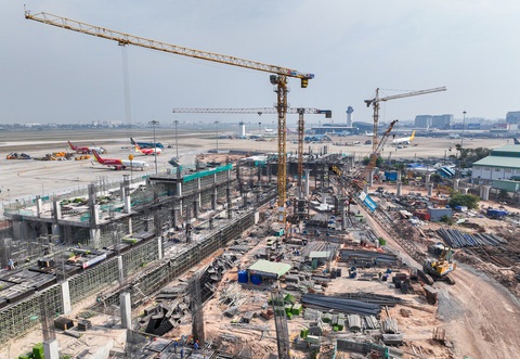 Đập bức tường tồn tại 3 thập kỷ, gỡ tắc đường vào sân bay Tân Sơn Nhất- Ảnh 8. Dự án sẽ giúp kết nối trực tiếp với nhà ga T3 của Cảng hàng không quốc tế Tân Sơn Nhất với tuyến chính gồm 6 làn xe. Trong ảnh là công trình xây dựng nhà ga T3.