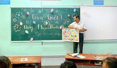 Đạo thầy trò - Kỳ cuối: Tiết dạy cuối nhòe nước mắt ân tình- Ảnh 1. Tình cảm yêu quý của học trò dành cho thầy Phạm Đình Thành ngày về hưu - Ảnh: NVCC
