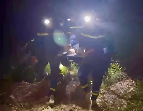 2 du khách leo núi Cô Tiên ở Nha Trang bị kiệt sức, phải nhờ cứu hộ- Ảnh 2. Nạn nhân còn lại phải dùng cáng đưa xuống núi do kiệt sức nặng - Ảnh cắt từ clip