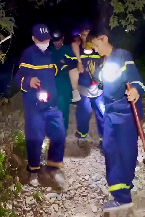 2 du khách leo núi Cô Tiên ở Nha Trang bị kiệt sức, phải nhờ cứu hộ- Ảnh 1. Lực lượng cứu hộ đưa một nạn nhân kẹt trên núi Cô Tiên xuống núi - Ảnh cắt từ clip