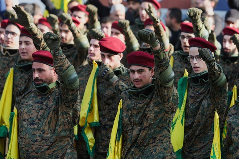 Ngày 10-1, các thành viên Hezbollah dự đám tang chỉ huy Wissam Tawil của lực lượng đặc nhiệm Radwan của Hezbollah - người đã bị giết chết trong cuộc không kích của Israel vào Lebanon - Ảnh: REUTERS Ngày 10-1, các thành viên Hezbollah dự đám tang chỉ huy Wissam Tawil của lực lượng đặc nhiệm Radwan của Hezbollah - người đã bị giết chết trong cuộc không kích của Israel vào Lebanon - Ảnh: REUTERS