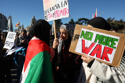 Những người biểu tình tại Madrid, Tây Ban Nha ngày 20-1 yêu cầu ngừng bắn ở Dải Gaza - REUTERS Những người biểu tình tại Madrid, Tây Ban Nha ngày 20-1 yêu cầu ngừng bắn ở Dải Gaza - Ảnh: REUTERS