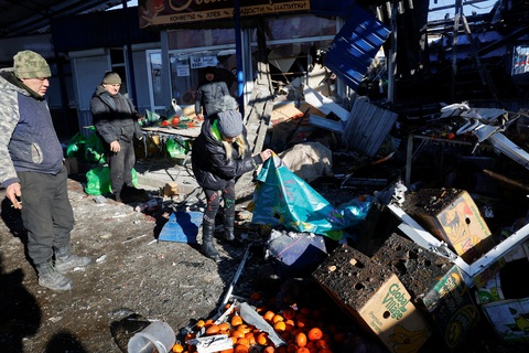 Khung cảnh tại khu chợ ở Donetsk sau khi chính quyền do Nga bổ nhiệm tố cáo Kiev tấn công khiến 18 người chết trong ngày 21-1 - Ảnh: REUTERS Khung cảnh tại khu chợ ở Donetsk sau khi chính quyền do Nga bổ nhiệm tố cáo Kiev tấn công khiến 25 người chết trong ngày 21-1 - Ảnh: REUTERS