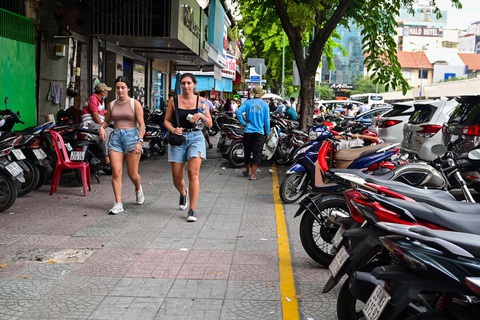 Chờ... thu phí vỉa hè- Ảnh 1. Vỉa hè một số đường ở quận 1, TP.HCM đã được kẻ vạch sơn để xe máy riêng biệt với phần dành cho người đi bộ - Ảnh: PHƯƠNG QUYÊN