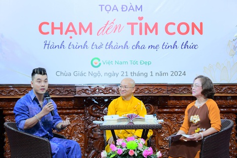 Thượng tọa Thích Nhật Từ, ca sĩ Ưng Hoàng Phúc trong buổi tọa đàm ra mắt sách - Ảnh: BTC Thượng tọa Thích Nhật Từ, ca sĩ Ưng Hoàng Phúc trong buổi tọa đàm ra mắt sách - Ảnh: BTC