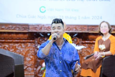Ca sĩ Ưng Hoàng Phúc hát ca khúc về gia đình tặng phật tử - Ảnh: BTC Ca sĩ Ưng Hoàng Phúc hát ca khúc về gia đình tặng phật tử - Ảnh: BTC