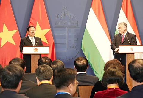 Thủ tướng Hungary: Việt Nam đang trải qua giai đoạn phát triển chưa từng có- Ảnh 1. Thủ tướng Phạm Minh Chính và Thủ tướng Viktor Orban trong cuộc họp báo chung sau hội đàm ở Budapest (Hungary) vào ngày 18-1 - Ảnh: Q.TRUNG