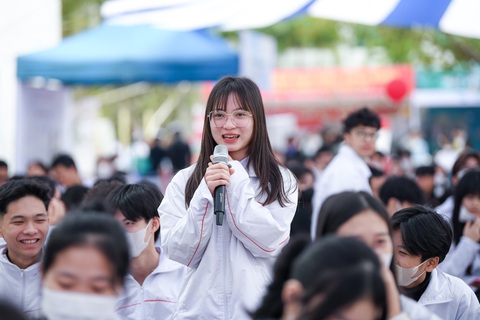 Nhóm kinh tế có nhiều nhánh, chọn nhánh nào?- Ảnh 1. Bạn Tố Quyên, Trường THPT Nguyễn Du, đặt câu hỏi cho ban tư vấn - Ảnh: NAM TRẦN
