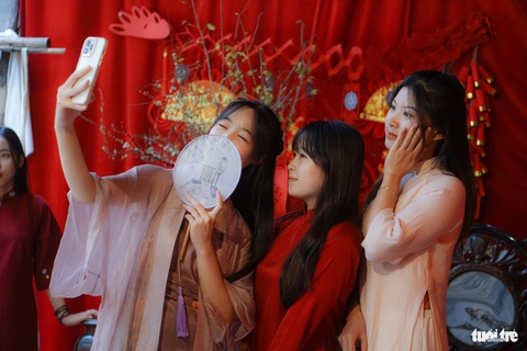 Không gian check-in đa dạng thu hút các bạn trẻ Hà Nội đến quán cà phê cổ trang này - Ảnh: NGUYỄN HIỀN Không gian check-in đa dạng thu hút các bạn trẻ Hà Nội đến quán cà phê cổ trang này - Ảnh: NGUYỄN HIỀN