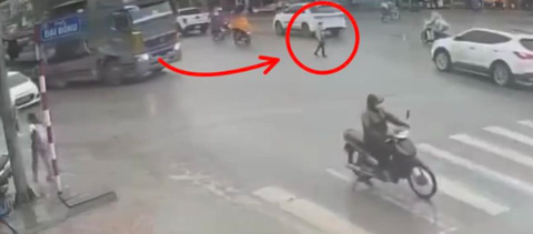 'Nhường đường cho người đi bộ là thói quen xa xỉ'- Ảnh 1. Hình ảnh trước vụ tai nạn giao thông ở Mỹ Đức, Hà Nội được chia sẻ trên mạng xã hội - Ảnh chụp màn hình