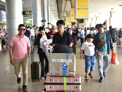 Kiều bào du xuân, tour Tết 'đông cực kỳ'- Ảnh 1. Anh Thanh Tùng (trái) đón thân nhân từ Mỹ về Việt Nam ăn Tết. Ảnh chụp tại sân bay Tân Sơn Nhất (TP.HCM) vào chiều 20-1 - Ảnh: T.T.D.