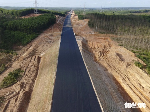 Cao tốc Cam Lộ - Vạn Ninh sau một năm thi công: Đường lớn đã mở- Ảnh 1. Nhiều đoạn cao tốc Cam Lộ - Vạn Ninh thành hình hài, thảm nhựa - Ảnh: HOÀNG TÁO