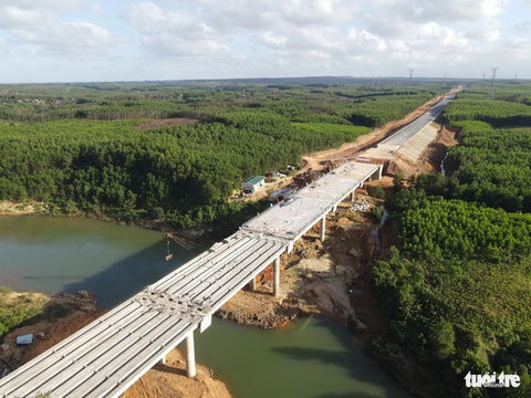 Cao tốc Cam Lộ - Vạn Ninh sau một năm thi công: Đường lớn đã mở- Ảnh 2. Cầu Bến Tắt bắc qua sông Bến Hải - Ảnh: HOÀNG TÁO