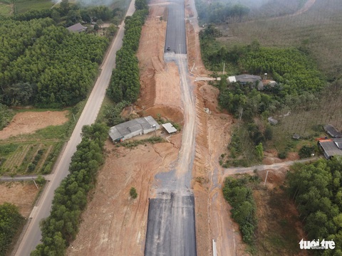 Cao tốc Cam Lộ - Vạn Ninh sau một năm thi công: Đường lớn đã mở- Ảnh 3. Do vướng mặt bằng nên việc thi công bị cắt nhỏ, đứt đoạn - Ảnh: HOÀNG TÁO