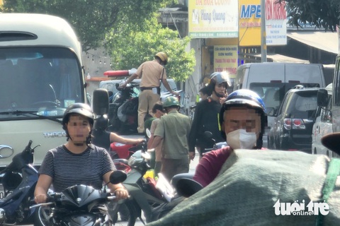 Hàng trăm cảnh sát phong tỏa quán bar ở quận Tân Phú- Ảnh 3. Lực lượng chức năng đưa một số xe máy lên xe chuyên dụng - Ảnh: NGỌC KHẢI