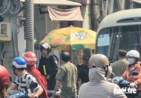 Hàng trăm cảnh sát phong tỏa quán bar ở quận Tân Phú- Ảnh 4. Nhiều cảnh sát cơ động và lực lượng chức năng địa phương túc trực bên ngoài quán bar - Ảnh: NGỌC KHẢI