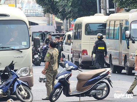 Hàng trăm cảnh sát phong tỏa quán bar ở quận Tân Phú- Ảnh 5. Công an nhiều giờ phong tỏa đoạn đường phía trước quán bar ở quận Tân Phú - Ảnh: NGỌC KHẢI