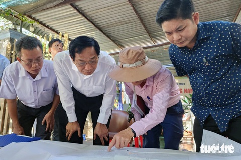 Cao tốc Biên Hòa - Vũng Tàu: Nhà thầu nói vướng cây cao su, ban bồi thường lên tiếng- Ảnh 2. Lãnh đạo UBND tỉnh Đồng Nai và đoàn công tác nghe cán bộ cơ sở báo cáo kết quả kiểm đếm, xác minh nguồn gốc đất ở phường Phước Tân, TP Biên Hòa để làm dự án cao tốc Biên Hòa - Vũng Tàu - Ảnh: H.M.