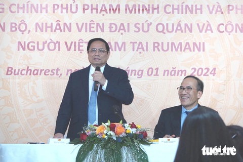 Thủ tướng Phạm Minh Chính ôn cố tri tân ở Đại sứ quán Việt Nam tại Romania- Ảnh 1. Thủ tướng Phạm Minh Chính chia sẻ tại cuộc gặp kiều bào ở Bucharest chiều tối 20-1 giờ địa phương - Ảnh: QUỲNH TRUNG