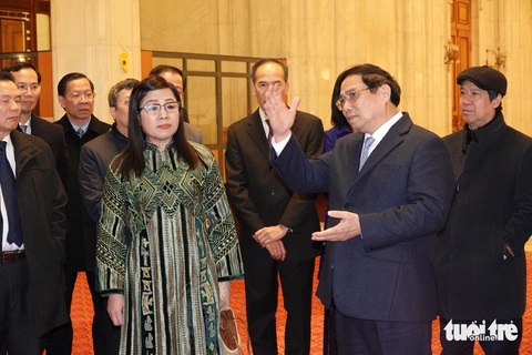 Thủ tướng Phạm Minh Chính tham quan 'Ngôi nhà của nhân dân' Romania- Ảnh 1. Thủ tướng Phạm Minh Chính thuyết minh về lịch sử tòa nhà Quốc hội Romania cho phu nhân và các thành viên trong đoàn - Ảnh: QUỲNH TRUNG