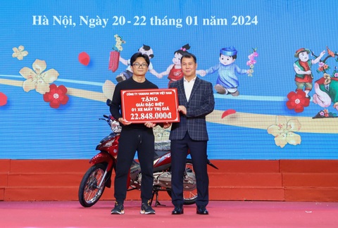 Chủ nhân của giải đặc biệt (bìa trái) trong chợ Tết Công đoàn 2024 tổ chức tại Hà Nội- Ảnh: HÀ QUÂN Chủ nhân của giải đặc biệt (bên trái) trong chợ Tết công đoàn 2024 tổ chức tại Hà Nội - Ảnh: HÀ QUÂN