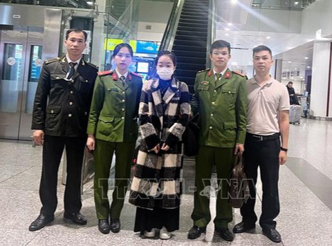Diễm My bị bắt sau 3 năm trốn ở Nhật- Ảnh 1. Lê Thị Diễm My (giữa) bị bắt giữ tại sân bay Nội Bài (Hà Nội) - Ảnh: TTXVN