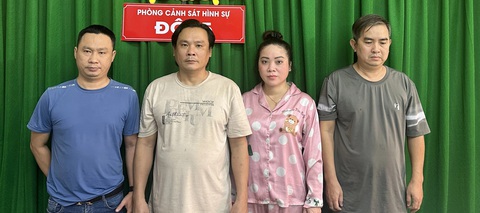 Hai anh em ruột điều hành nhà hàng ở quận 5 có đến 40 nhân viên bán dâm- Ảnh 1. Nhóm bốn người chủ nhà hàng và quản lý vừa bị bắt - Ảnh: CACC