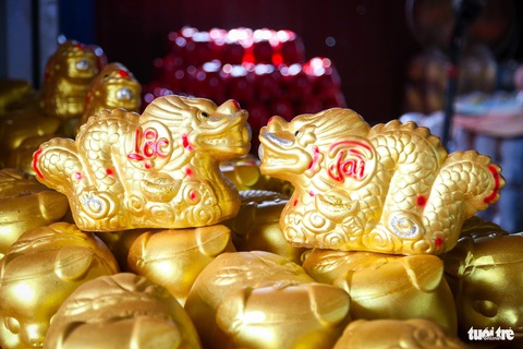 Rồng tài lộc, rồng thỏi vàng, rồng chibi... của làng heo đất Lái Thiêu- Ảnh 4. Rồng tài lộc được khách hàng ưa chuộng - Ảnh: P.Q