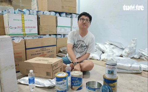 Công và các lon sữa bị làm giả bị phát hiện - Ảnh: CABD Công và các lon sữa làm giả bị phát hiện - Ảnh: CABD