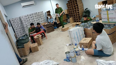 Công an và lực lượng chức năng "đột kích" cơ sở sản xuất sữa giả - Ảnh: CABD Công an và lực lượng chức năng "đột kích" cơ sở sản xuất sữa giả - Ảnh: CABD
