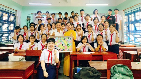Đạo thầy trò - Kỳ cuối: Tiết dạy cuối nhòe nước mắt ân tình- Ảnh 2. Nhiều học sinh nói sẽ mãi nhớ người thầy đáng kính - Ảnh: NVCC