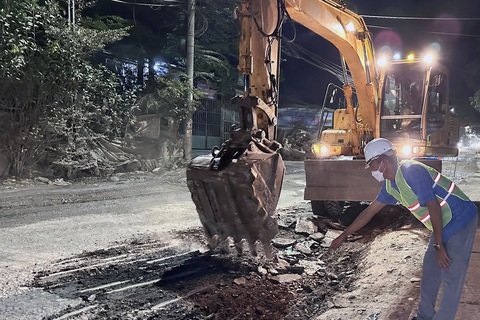 Sửa chữa tuyến đường BOT nối Đồng Nai với Bình Dương, xong trước Tết- Ảnh 1. Chủ đầu tư tuyến đường BOT nối Bình Dương với Đồng Nai bắt đầu cho thi công giặm vá tuyến đường - Ảnh: A LỘC