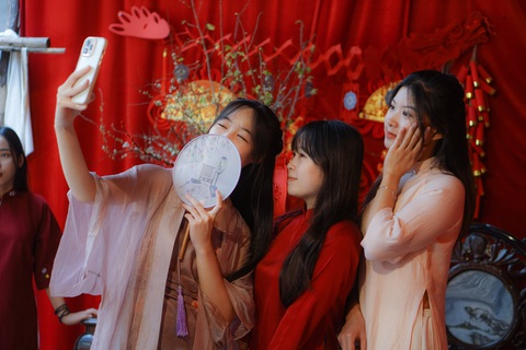 Không gian check-in đa dạng thu hút các bạn trẻ Hà Nội đến quán cà phê cổ trang này - Ảnh: NGUYỄN HIỀN Chị em đâu cần đợi Tết mới làm đẹp, hãy chăm sóc bản thân mỗi ngày để luôn xinh tươi - Ảnh minh họa: NGUYỄN HIỀN