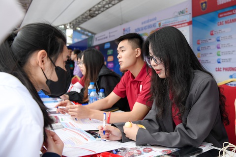 Các bạn học sinh có mặt tại buổi tư vấn tuyển sinh hướng nghiệp tại Thái Bình - Ảnh NAM TRẦN Các bạn trẻ tìm hiểu thông tin tuyển sinh tại gian tư vấn của các trường trong khuôn khổ chương trình - Ảnh NAM TRẦN