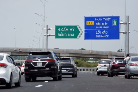 Cao tốc Phan Thiết - Dầu Giây: 9km ở Đồng Nai chưa làm xong- Ảnh 1. Còn khoảng 9km đường dẫn cầu vượt và đường gom dân sinh trên tuyến cao tốc Phan Thiết - Dầu Giây, đoạn qua huyện Cẩm Mỹ, tỉnh Đồng Nai chưa làm xong - Ảnh: A LỘC