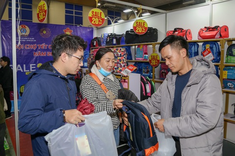 Tin tức sáng 22-1: Muốn đi tàu hoặc bay miễn phí về quê dịp Tết, cần điều kiện gì?- Ảnh 7. Người lao động tranh thủ mua sắm thực phẩm, đồ dùng, vật phẩm thiết yếu trước Tết Nguyên đán 2024 - Ảnh: HÀ QUÂN