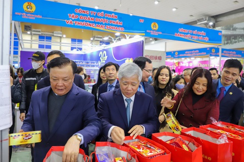 Bí thư Thành ủy Hà Nội Đinh Tiến Dũng, Chủ tịch Ủy ban Trung ương Mặt trận Tổ quốc Việt Nam Đỗ Văn Chiến, Chủ tịch Tổng liên đoàn Lao động Việt Nam Nguyễn Đình Khang tới thăm gian hàng 0 đồng cho công nhân - Ảnh: HÀ QUÂN Bí thư Thành ủy Hà Nội Đinh Tiến Dũng, Chủ tịch Ủy ban Trung ương Mặt trận Tổ quốc Việt Nam Đỗ Văn Chiến, Chủ tịch Tổng liên đoàn Lao động Việt Nam Nguyễn Đình Khang tới thăm gian hàng 0 đồng cho công nhân - Ảnh: HÀ QUÂN