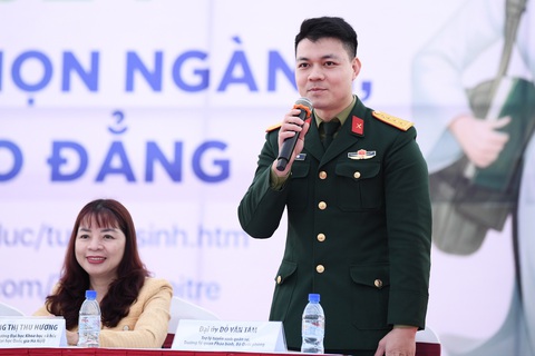 Tuyển sinh quân đội năm 2024 nhiều điểm mới thí sinh cần biết- Ảnh 1. Đại úy Đỗ Văn Tâm, trợ lý tuyển sinh quân sự Trường Sĩ quan pháo binh (Bộ Quốc phòng), giải đáp thông tin về khối ngành quân đội tại chương trình tư vấn tuyển sinh - hướng nghiệp do báo Tuổi Trẻ phối hợp các đơn vị tổ chức tại Trường đại học Thái Bình (Tân Bình, TP Thái Bình) ngày 21-1-2024 - Ảnh: NAM TRẦN