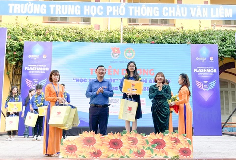 Vinh danh Học sinh 3 tốt của Cần Thơ- Ảnh 1. Anh Lâm Văn Tân - phó bí thư Thành Đoàn Cần Thơ và bà Lê Thị Thùy Dung - phó giám đốc Sở Giáo dục và Đào tạo Cần Thơ - trao danh hiệu Học sinh 3 tốt Cần Thơ - Ảnh: LAN NGỌC