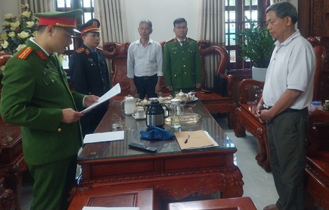 Vụ án Hạc Thành Tower: Khởi tố cựu phó giám đốc Sở Tài chính Thanh Hóa- Ảnh 1. Công an đọc lệnh khởi tố bị can Ngô Đình Chén - Ảnh: Viện kiểm sát nhân dân tỉnh Thanh Hóa