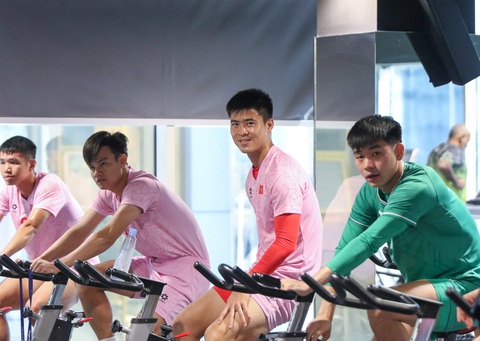 Tuyển Việt Nam tập sức mạnh kiểu võ sĩ- Ảnh 2. Các cầu thủ đội tuyển Việt Nam nghiêm túc chuẩn bị thể trạng tốt nhất cho trận đấu với Iraq vào lúc 18h30 ngày 24-1 - Ảnh: HOÀNG TUẤN
