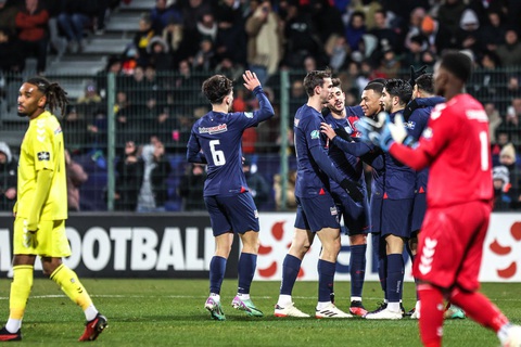 Tin tức thể thao sáng 21-1: Mbappe tỏa sáng giúp PSG đi tiếp; con trai Ronaldo 'gây sốt'- Ảnh 1. Mbappe và các cầu thủ PSG ăn mừng chiến thắng - Ảnh: AFP