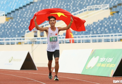 Hoàng Nguyên Thanh phá kỷ lục marathon quốc gia tồn tại suốt 21 năm- Ảnh 1. Hoàng Nguyên Thanh phá kỷ lục quốc gia tồn tại suốt 21 năm nội dung chạy marathon - Ảnh: HOÀNG TÙNG