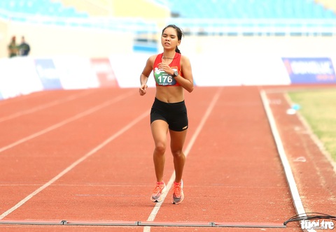 Hoàng Nguyên Thanh phá kỷ lục marathon quốc gia tồn tại suốt 21 năm- Ảnh 4. Hoàng Thị Ngọc Hoa phá kỷ lục marathon quốc gia nữ tại Giải marathon vô địch châu Á 2024 tại Hong Kong sáng 21-1 - Ảnh: HOÀNG TÙNG