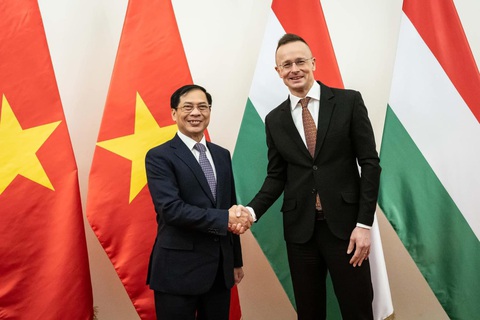 Bộ trưởng Bộ Ngoại giao Bùi Thanh Sơn gặp Bộ trưởng Ngoại giao và Kinh tế đối ngoại Hungary Peter Szijjarto - Ảnh: Bộ Ngoại giao cung cấp Bộ trưởng Bộ Ngoại giao Bùi Thanh Sơn gặp Bộ trưởng Ngoại giao và Kinh tế đối ngoại Hungary Peter Szijjarto - Ảnh: Bộ Ngoại giao cung cấp