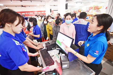 Thông tin mới nhất về các chương trình, lễ hội Tết chuẩn bị Tết Giáp Thìn- Ảnh 1. 2.000 người có hoàn cảnh khó khăn rạng rỡ mua sắm Tết ở Chợ Tết 0 đồng vào sáng 20-1 - Ảnh: QUANG ĐỊNH